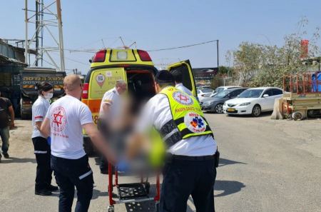 4 اصابات بحادثي طرق في رهط والطيرة و3 عمال بحوادث عمل